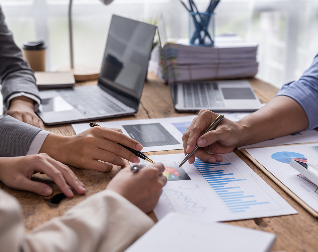 Neplánovat finance znamená plánovat finanční stres. Finanční plánování není jen o spoření, je to životní strategie. Propojíme Vaše sny (dům, cesty, vzdělání dětí) s Vašimi aktuálními zdroji. Výsledkem je akční mapa, která jasně ukazuje, co musíte udělat dnes, abyste zítra žili bez kompromisů.