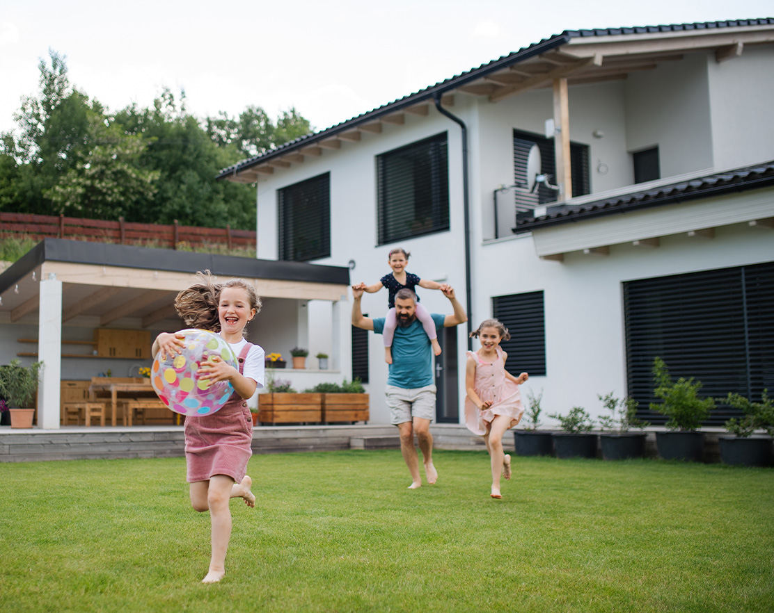 Hypotéka je závazek na desetiletí. Vyplatí se ji nastavit perfektně. Nejdeme jen po nejnižší úrokové sazbě. Najdeme řešení, které bude flexibilní, průhledné a skvěle zapadne do Vaší celkové finanční strategie. Jsme Vaším štítem proti byrokracii bank a garantem, že dostanete nejlepší podmínky, které trh aktuálně nabízí.
